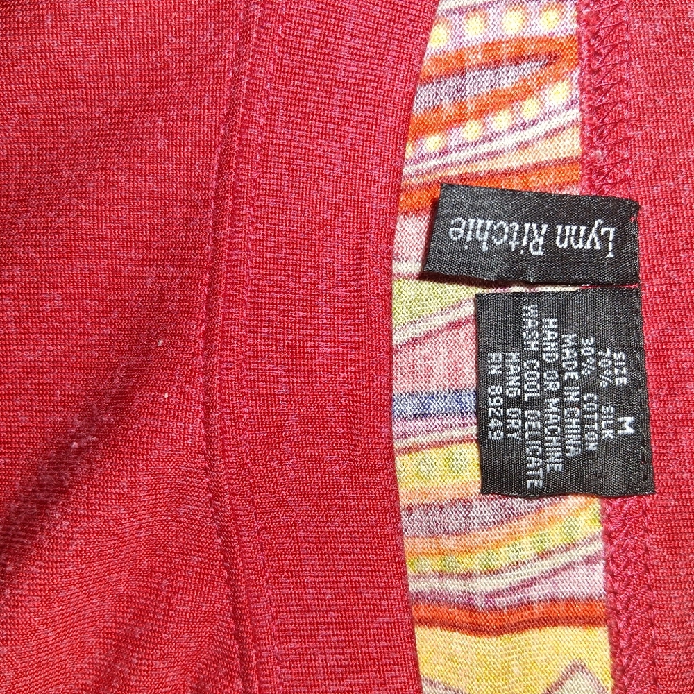 UNIQUE AND RADIANT LYNN RITCHIE ABSTRACT ART BLOUSE. - Picture 4 of 10